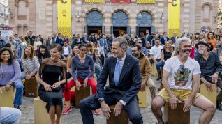 Los reyes se animan a participar en una "cajoneada" en Cádiz