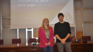 Olvido Moratinos y Luis Poch, en el Salón de Ciento del Ayuntamiento de Jaca, al presentar el Plan Estratégico de Turismo 23-26.