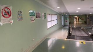 Carteles de distintos sindicatos en los pasillos del Hospital Miguel Servet.