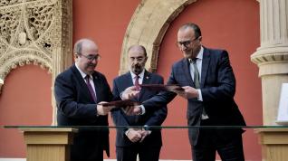 Iceta, junto a Faci y Lambán este miércoles en Zaragoza durante la firma del convenio.