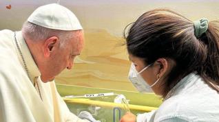 El papa visita a niños y bautiza a un bebé durante su ingreso hospitalario