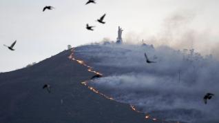 Monte Naranco, coronado por el monumento al Sagrado Corazón de Jesús, afectado por el fuego
