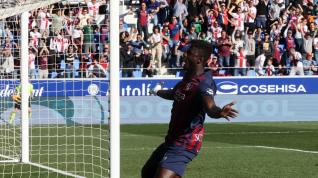 Samuel Obeng celebra su gol ante el Real Zaragoza en El Alcoraz.