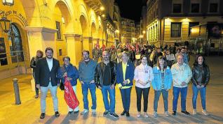 Tradicional pegada de carteles en la Plaza San Juan de Teruel al inicio de la campaña electoral para las elecciones municipales y autonómicas en Aragón