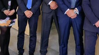 El responsable y varios profesionales de la nueva oficina de Huesca junto a directivos de Cajamar