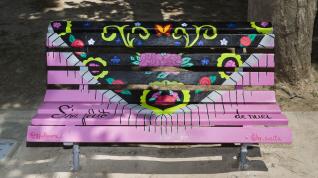 Imagen del banco decorado por Laura Giraldos y Susana Delgado e inspirado en la temática de la jota.