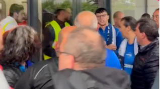 Aficionados del Utebo en el exterior del campo, cuando la seguridad les impedía volver a entrar al recinto tras haber salido para protegerse del temporal.