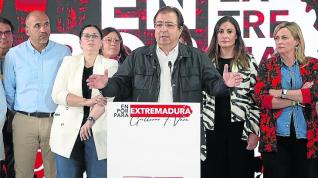 Guillermo Fernández Vara compareció ayer en rueda de prensa.