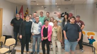 Sonia Alastruey, tercera por la izquierda, arropada por miembros de Chunta Aragonesista.