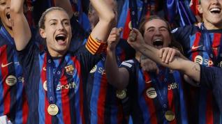 Las jugadoras del FC Barcelona celebran con el trofeo tras vencer en la final de la Liga de Campeones Femenina ante el Wolfsburgo, este sábado en el Philips Stadion de Eindhoven.