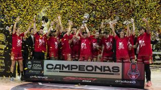Las jugadoras del Casademont Zaragoza celebran el título de la Copa de la Reina, el pasado 2 de abril, en el pabellón Príncipe Felipe.