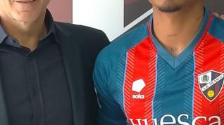 Ángel Martín González, director deportivo de la SD Huesca, y el delantero Jovanny Bolívar.