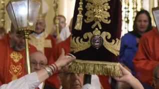 Miles de files han pasado este 12 de septiembre por la catedral de Huesca para mostrar su devoción al Santo Cristo de los Milagros.