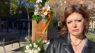Lucía Ruiz, portavoz de la Asociación de Víctimas de Terrorismo en Aragón, en el monumento de la plaza de la Esperanza.