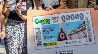 La alcaldesa, Natalia Chueca, y la delegada de la ONCE, Raquel Pérez, han sido las encargadas de presentar este cupón