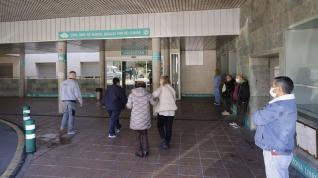 Entrada al servicio de Urgencias del Hospital Miguel Servet, este lunes por la mañana.