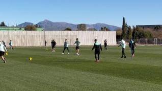 Sielva corre junto al readaptador mientras sus compañeros entrenan al fondo.