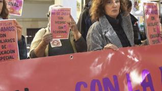 Concentración frente a la dirección provincial de Educación en Huesca para exigir más auxiliares de educación especial.