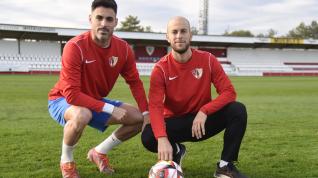 Adrià de Mesa, el goleador delBarbastro ante la Ponferradina, y Perso, su capitán.