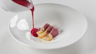 Crema de remolacha de temporada y vieira marinada su panna cotta de yogur Val del Cinca con curry Aragonia.