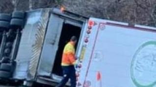 Camión volcado en la cuneta tras un accidente en la N-230, en Montanuy.