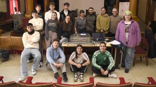 En imagen, los estudiantes del grado superior de Sonido del IES Ramón y Cajal de Huesca con su profesor, Juan Miguel Sánchez.