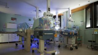 Los forenses creen "poco real" la versión del Salud de que un bebé se cayó solo de la incubadora