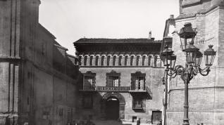 Una imagen de la plaza de San Felipe con el palacio de los condes de Argillo entre la iglesia de San Felipe y la Torre Nueva