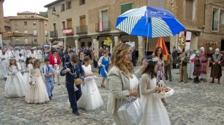 Los niños que han hecho la primera comunión en el último año participan en la procesión de los Sagrados Corporales de Daroca.