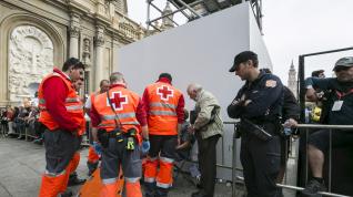 Voluntarios de Cruz Roja atienden a una persona durante la Ofrenda del Pilar de Zaragoza.