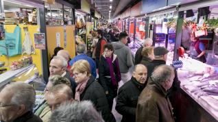 Las compras navideñas de última hora y los encargos llenan estos días el Mercado Central de Zaragoza.