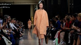 A model presents a creation by designer Alessandro Dell'Acqua as part of his Spring/Summer 2019 women's ready-to-wear collection show for Rochas fashion house during Paris Fashion Week in Paris, France, September 26, 2018.   REUTERS/Gonzalo Fuentes [[[REUTERS VOCENTO]]] FASHION-PARIS/ROCHAS