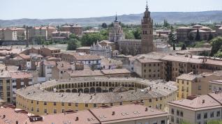 Vista de Tarazona, con la catedral y la plaza de toros viejra.