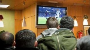 Retransmisión partido de fútbol en televisión.
