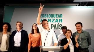El candidato al Congreso por Más País, Ïñigo Errrejón (en el centro), en su comparecencia para valorar los resultados de las elecciones.