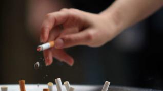 Sanidad ampliará espacios sin humo y defiende la subida del precio del tabaco