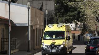 Una ambulancia saliendo del hospital Provincial, donde murió un paciente con coronavirus este viernes