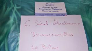 Paquete de mascarillas y batas de la mercería de Gloria Lafuente