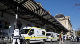 Ambulancias a la entrada de una estación de tren en París.