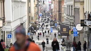 Gente en una calle comercial de Estocolmo el pasado viernes.