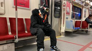 Un hombre vestido con ropa y gafas de esquiar en el metro de Toronto.