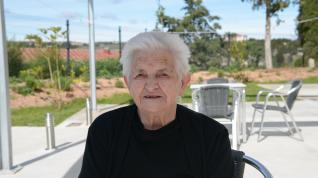 Avelina Asensio, de 102 años, en el jardín de la residencia de Los Paúles, donde vive.