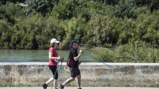 Las riberas del Ebro y el Parque del Agua de Zaragoza se han llenado de paseantes, deportistas, bicis y patines