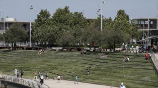 Las riberas del Ebro y el Parque del Agua de Zaragoza se han llenado de paseantes, deportistas, bicis y patines