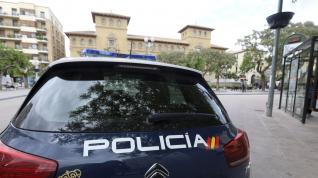 Un coche patrulla de la Policía Nacional en Huesca.