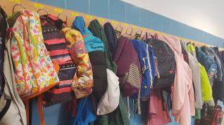 Mochilas en un colegio.