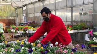 Adrián Navarro etiqueta varias plantas durante su jornada de trabajo en el Centro Especial de Empleo Gardeniers.