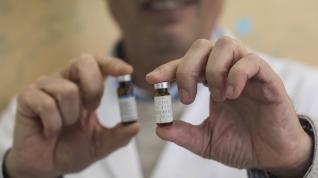 Carlos Martín muestra la vacuna contra la tuberculosis MTBVAC que diseñó su grupo en la Facultad de Medicina de la UZ.