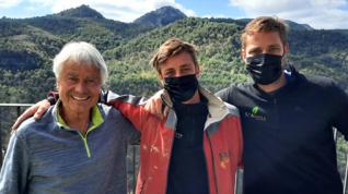 Kurt Fridez (izquierda) con Simón y David Fridez, dos de sus cuatro hijos. Todos nacieron en Pano y, después de estudiar, han regresado y trabajan en la rehabilitación del pueblo en paralelo a su desarrollo turístico.
