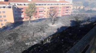 Incendio en un solar de Barbastro.